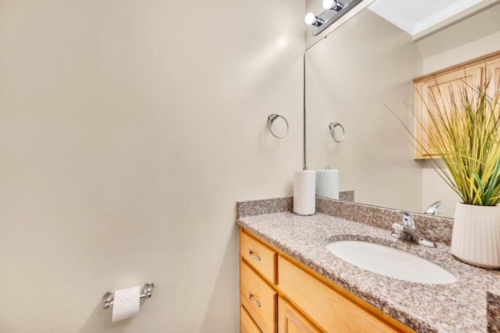Вилла Cozy 2B Townhouse King Bed Free Parking Tv In Brs Конкорд Экстерьер фото